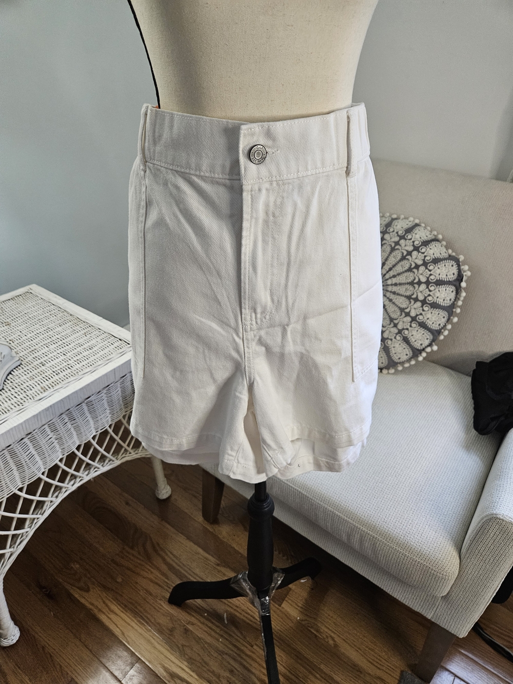 GAP White Flat Front Woman's Shorts